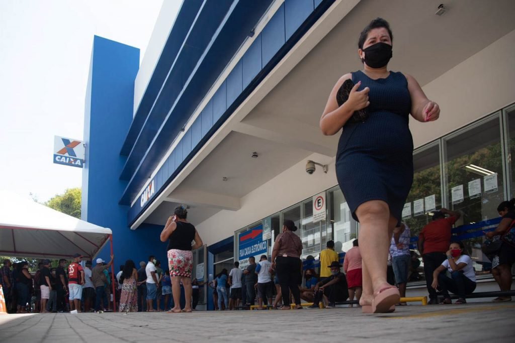 Agências bancárias retomam serviços e têm filas enormes após apagão no Amapá1