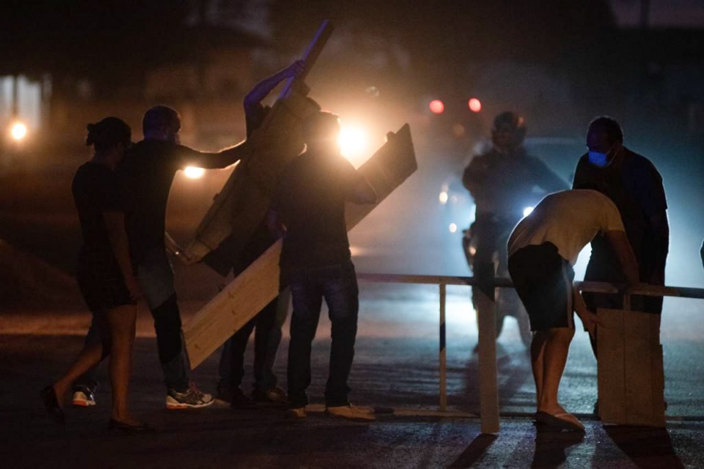 Manifestantes protestam contra esquema de rodízio e reclamam do fornecimento integral de energia elétrica em amapá
