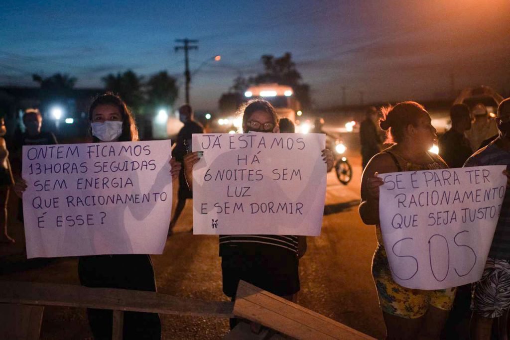 Manifestantes protestam contra esquema de rodízio e reclamam do fornecimento integral de energia elétrica em amapá
