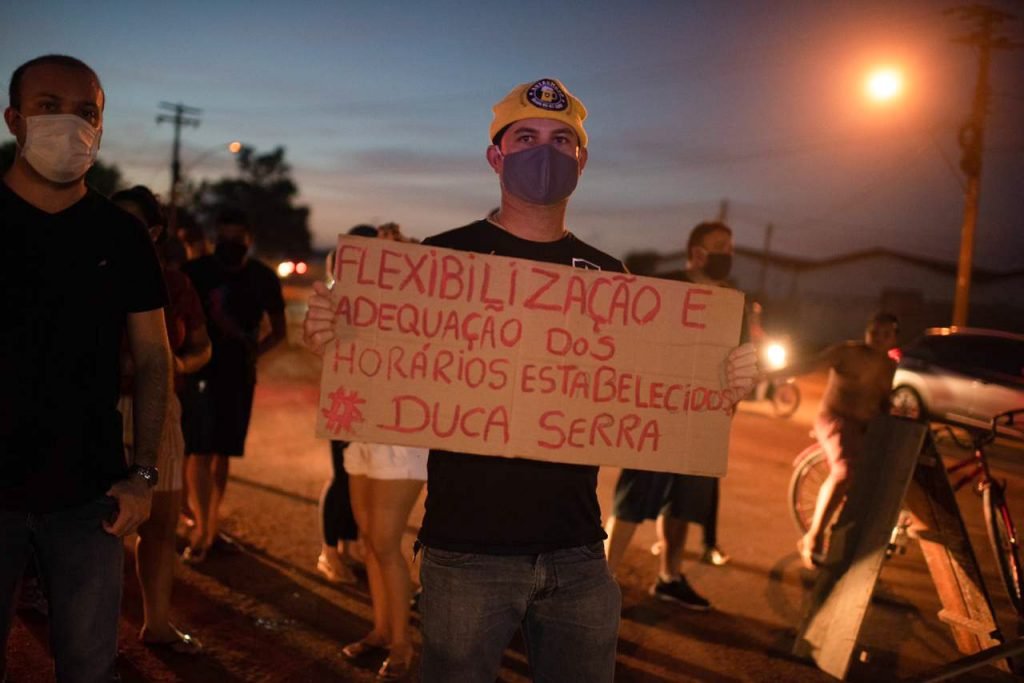 Manifestantes protestam contra esquema de rodízio e reclamam do fornecimento integral de energia elétrica em amapá
