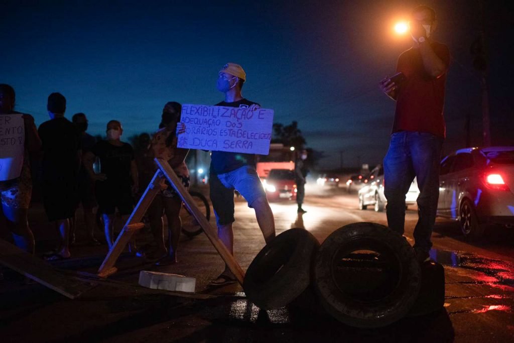 Manifestantes protestam contra esquema de rodízio e reclamam do fornecimento integral de energia elétrica em amapá