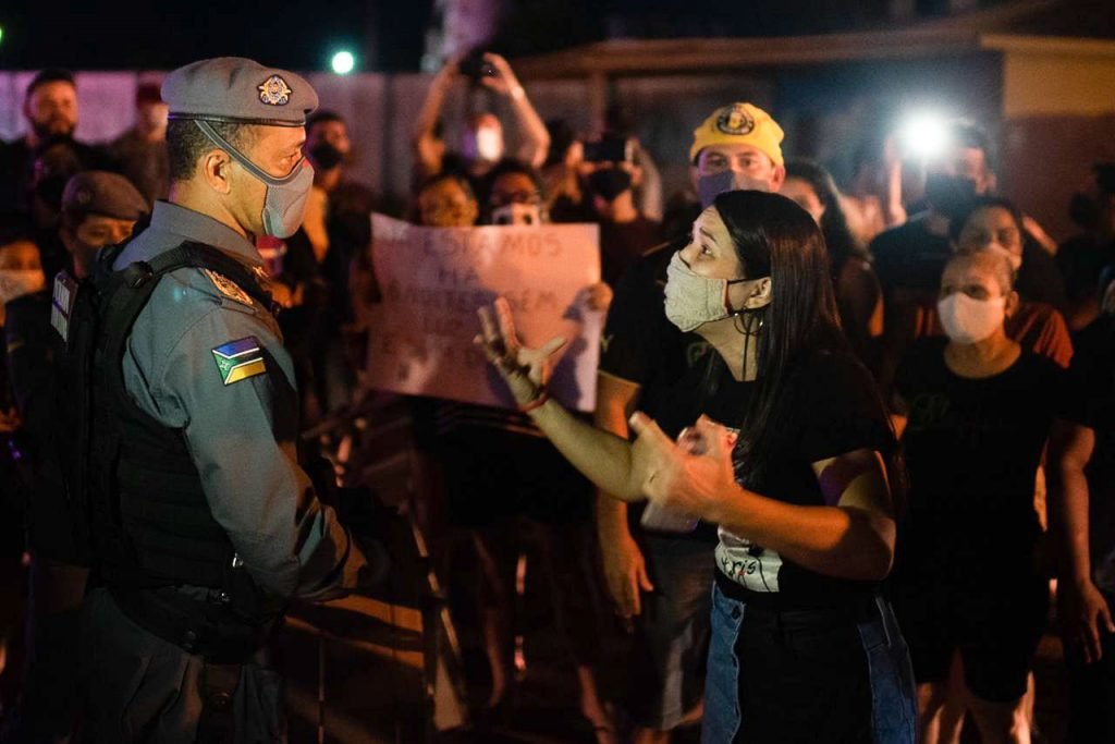 Manifestantes protestam contra esquema de rodízio e reclamam do fornecimento integral de energia elétrica em amapá
