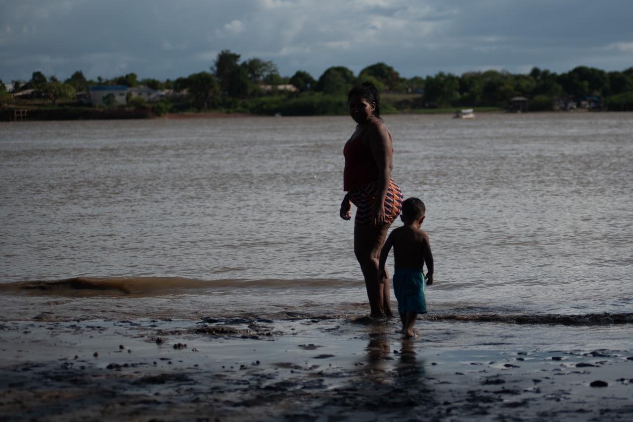 Amapaenses recorrem a banho de rio para driblar calor e falta de água no Porto de Santana amapa 4