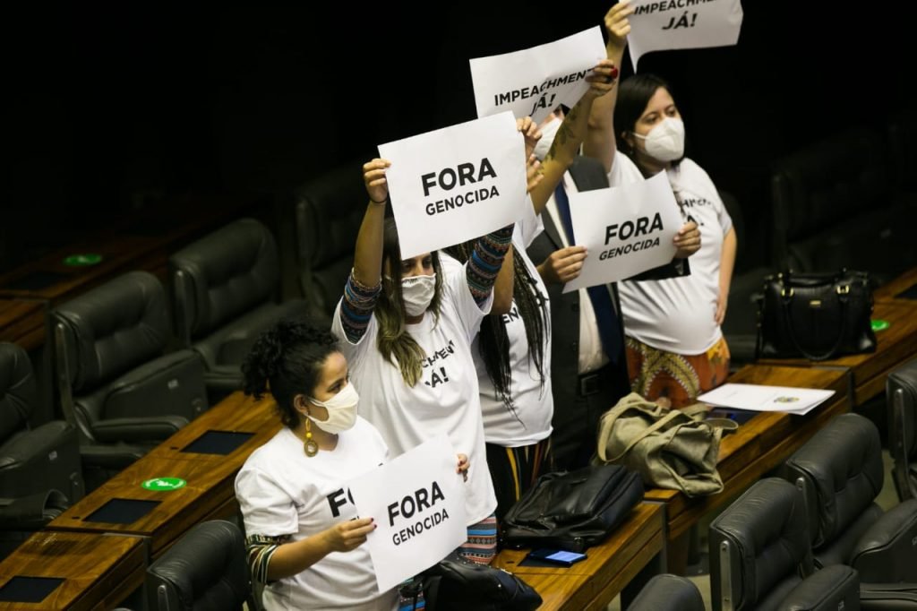 Bolsonaro é chamado de genocida por parlamentares
