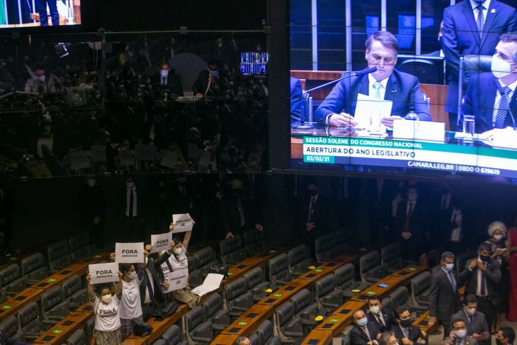 Bolsonaro é chamado de genocida por parlamentares