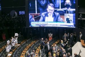 Bolsonaro é chamado de genocida por parlamentares