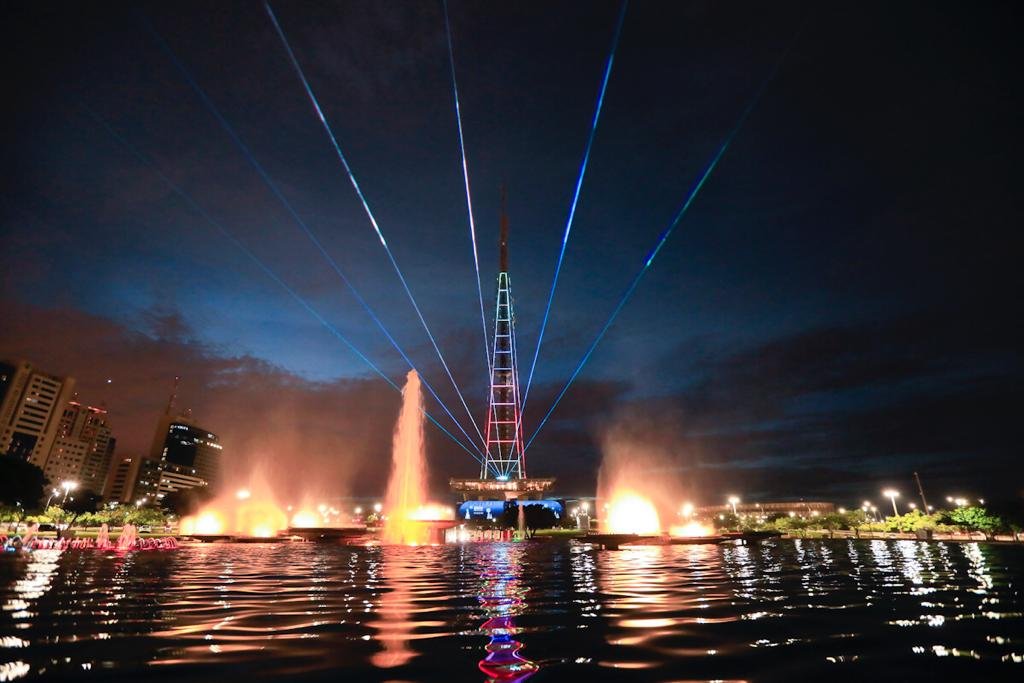 Com fogos de artifício e apresentações, Torre de TV inaugura luzes de Natal  | Metrópoles