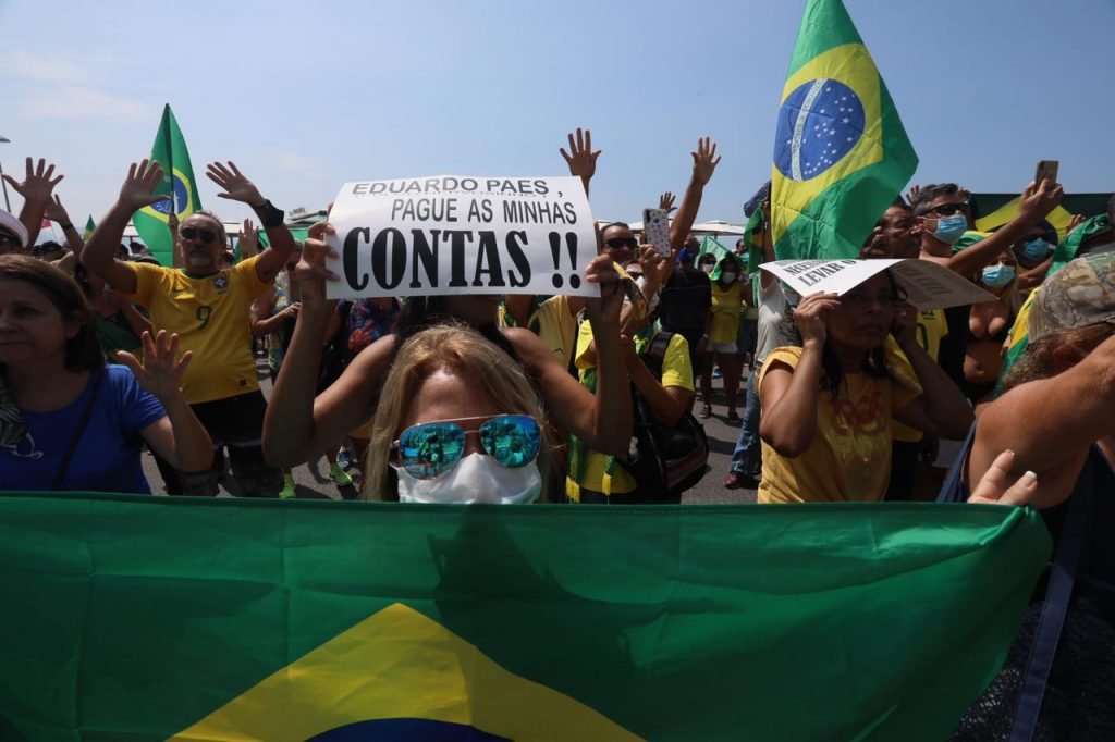 Manifestantes anti Lockdown e aliados de Bolsonaro fazem manifestação em Copacabana