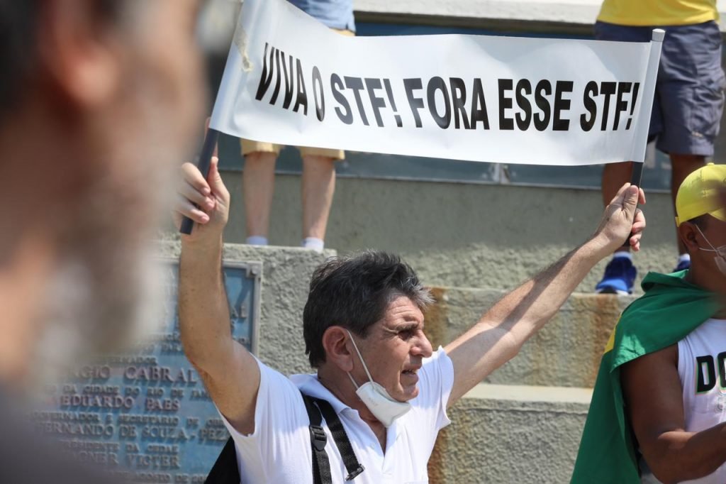 Manifestantes anti Lockdown e aliados de Bolsonaro fazem manifestação em Copacabana