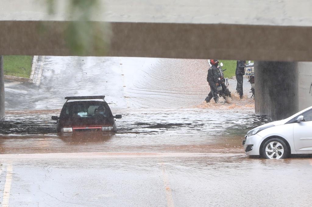 Tesourinha da 209/210 e das quadras 109/110 norte alaga após chuva forte em brasília 1