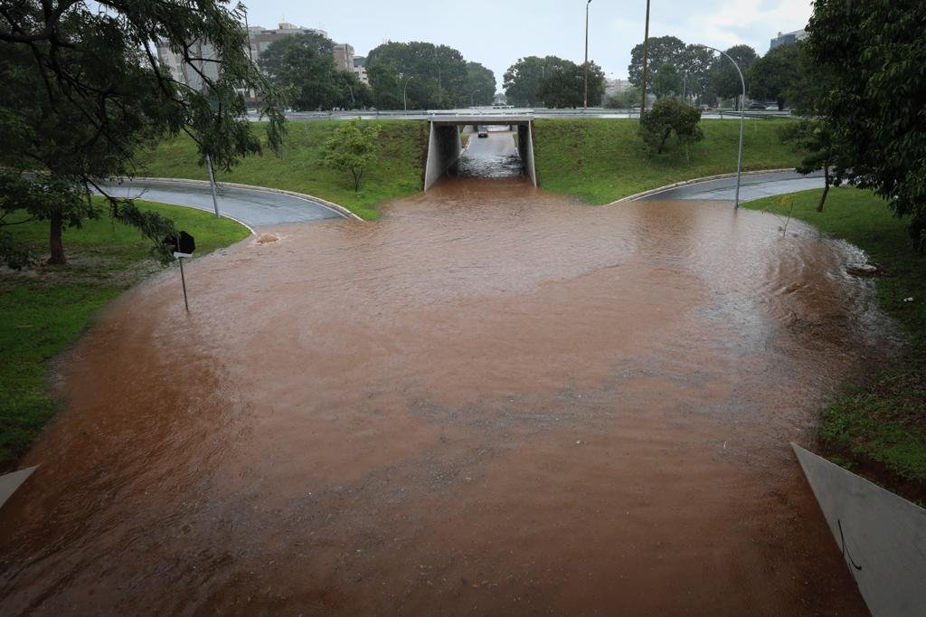 Tesourinha da 209/210 e das quadras 109/110 norte alaga após chuva forte em brasília