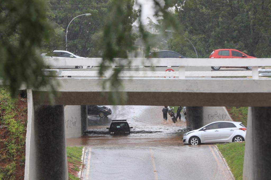 Tesourinha da 209/210 e das quadras 109/110 norte alaga após chuva forte em brasília