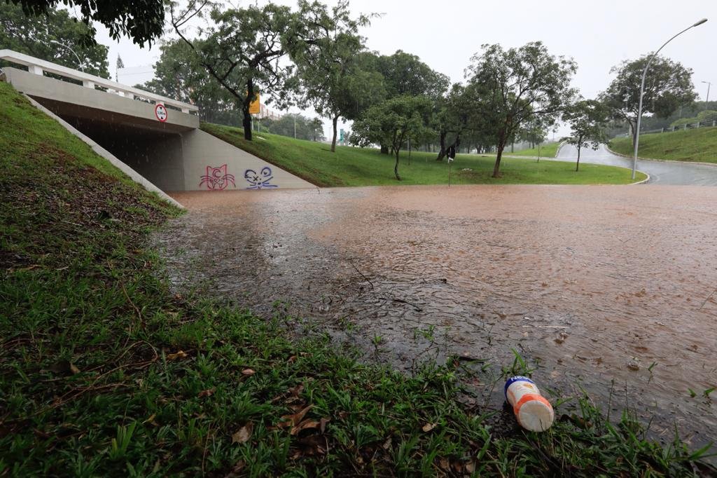 Tesourinha da 209/210 e das quadras 109/110 norte alaga após chuva forte em brasília