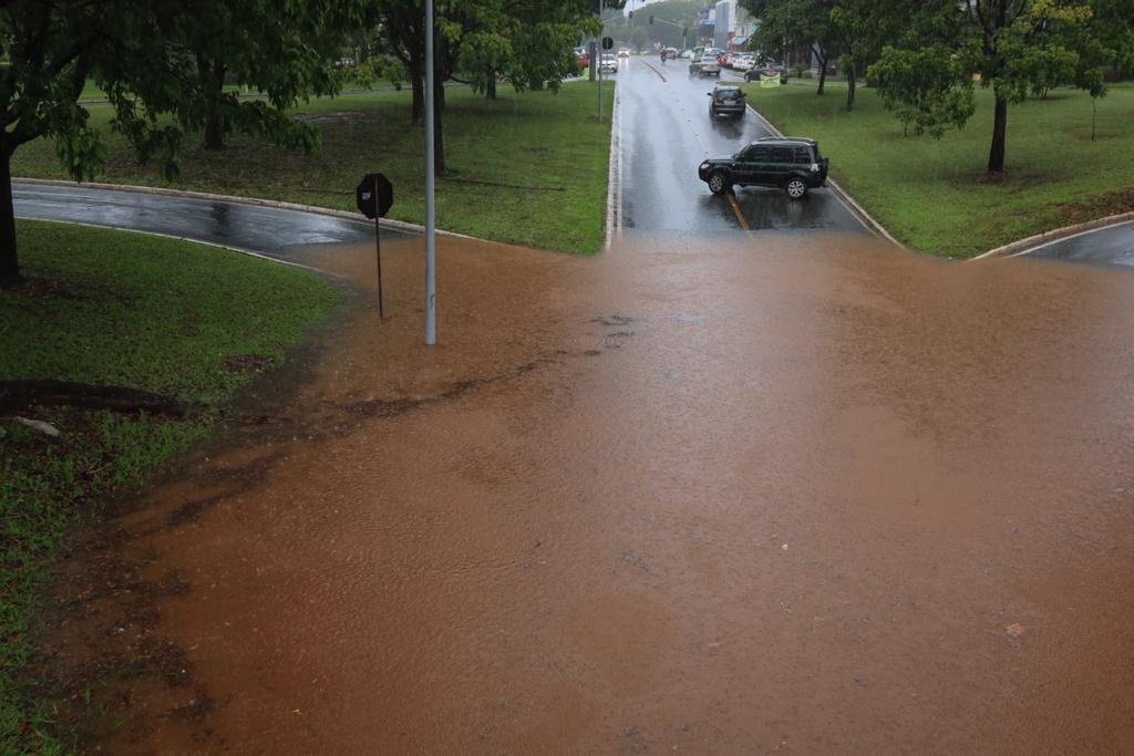 Tesourinha da 209/210 e das quadras 109/110 norte alaga após chuva forte em brasília