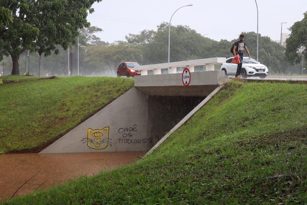 Tesourinha da 209/210 e das quadras 109/110 norte alaga após chuva forte em brasília