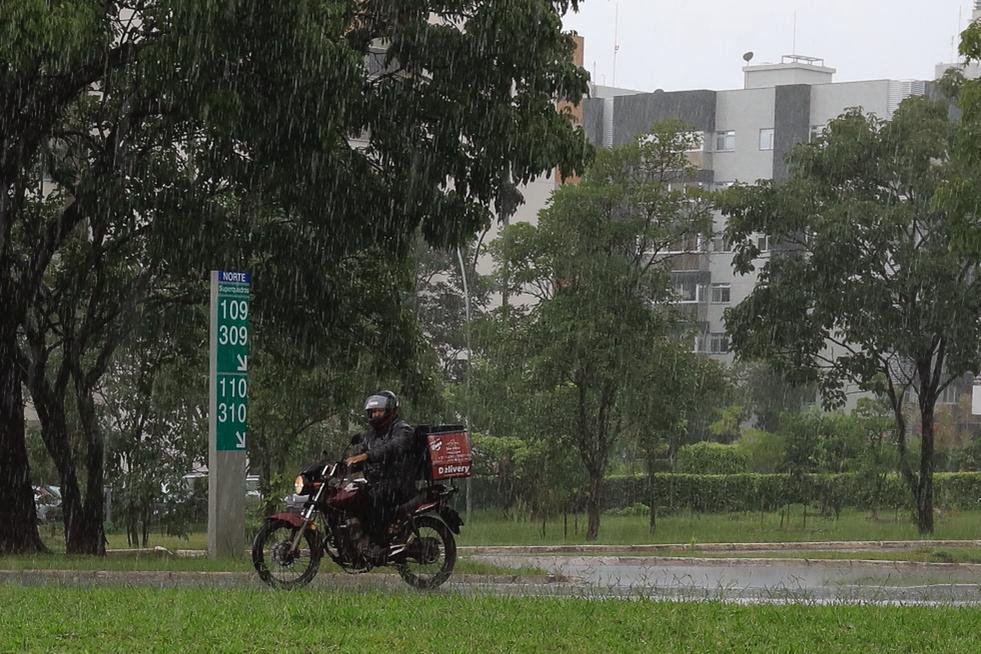 Tesourinha da 209/210 e das quadras 109/110 norte alaga após chuva forte em brasília