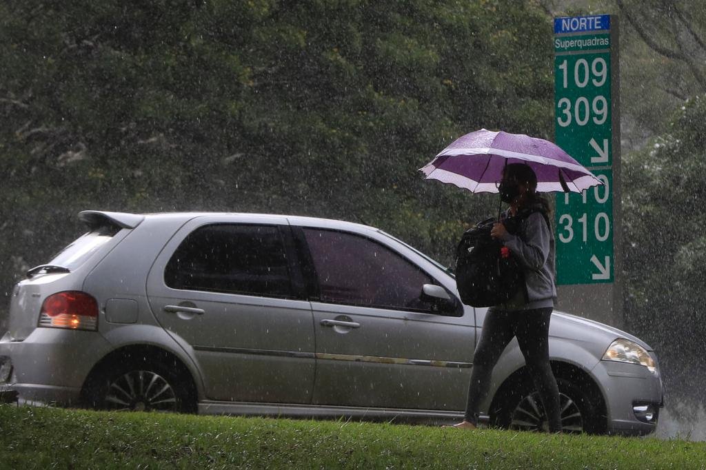 Tesourinha da 209/210 e das quadras 109/110 norte alaga após chuva forte em brasília