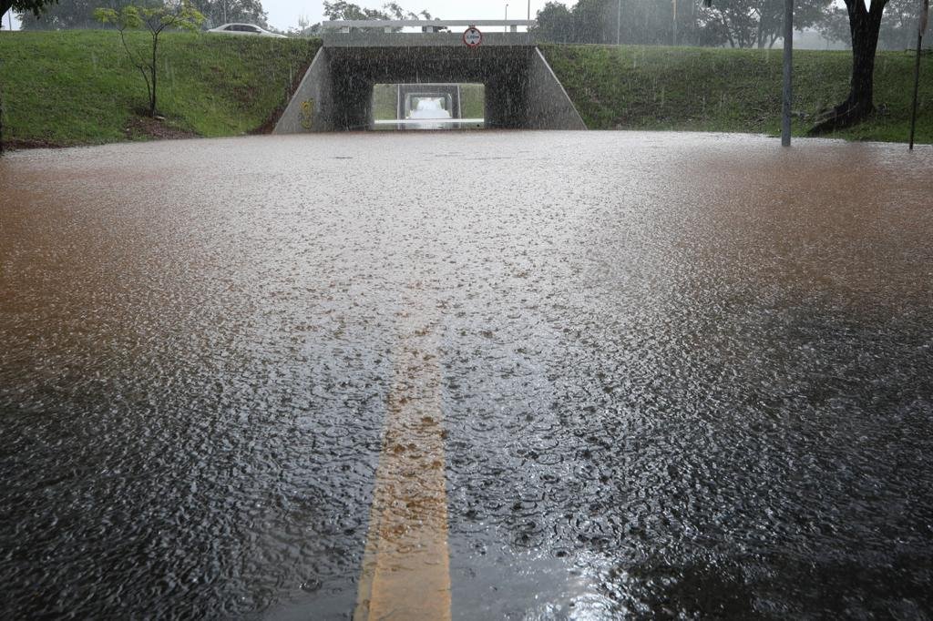 Tesourinha da 209/210 e das quadras 109/110 norte alaga após chuva forte em brasília