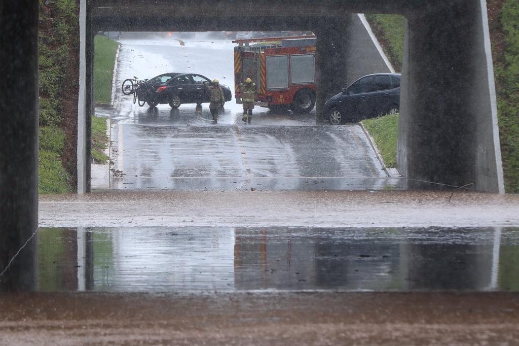 Tesourinha da 209/210 e das quadras 109/110 norte alaga após chuva forte em brasília