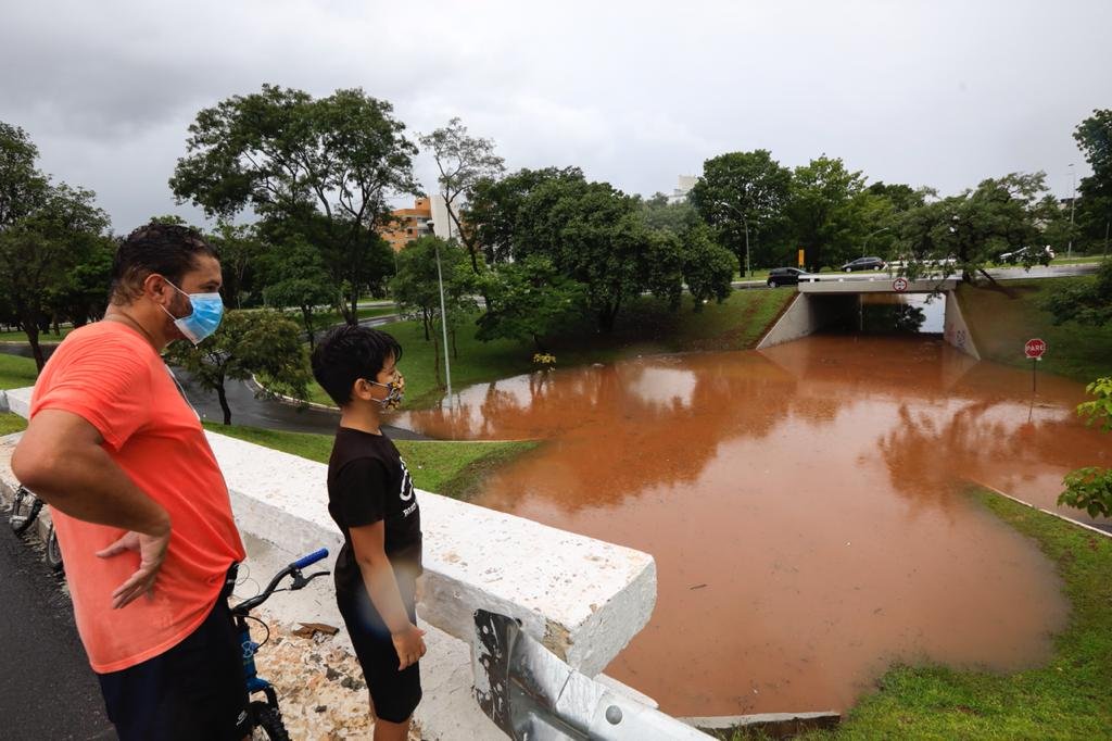 Tesourinha da 209/210 e das quadras 109/110 norte alaga após chuva forte em brasília