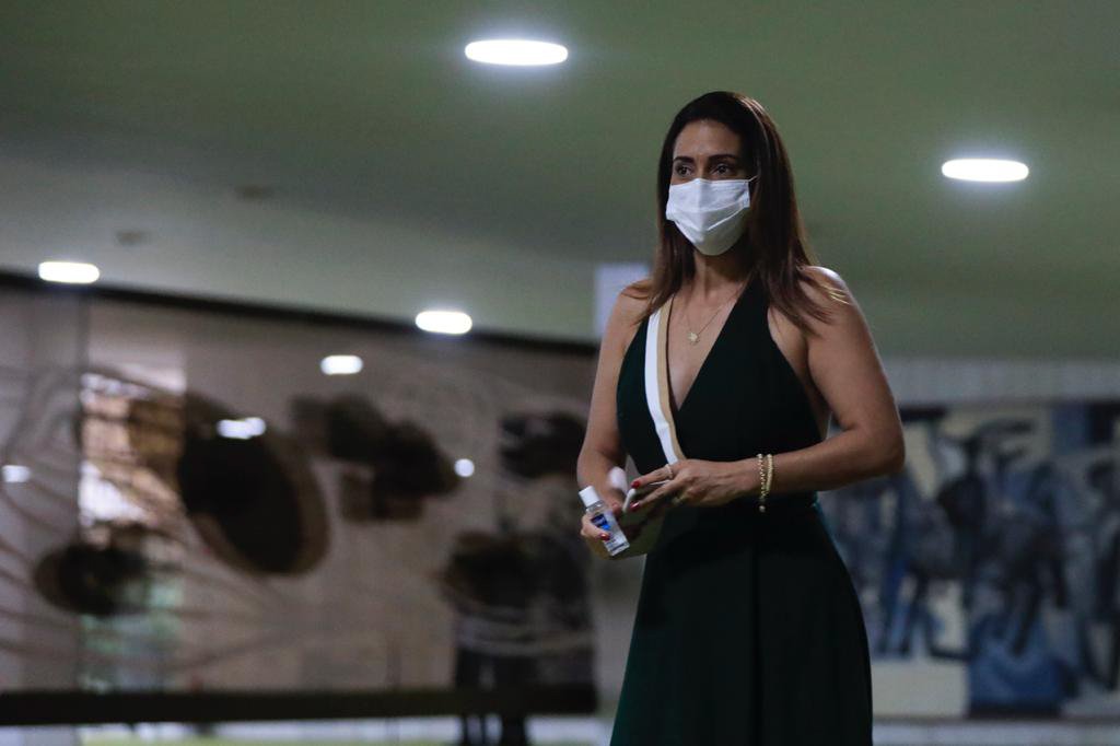 Deputada Flávia Arruda PL, chegando no plenário movimento na camara dos deputados eleicao presidente 11