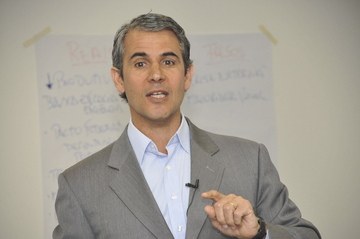 Piso da enfermagem é populismo de Bolsonaro, diz presidenciável do Novo