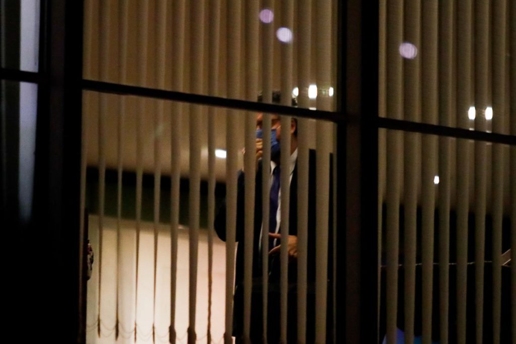 Ministro Ernesto Araújo em seu gabinete no Itamaraty após pedir demissão ao presidente Jair Bolsonaro 2