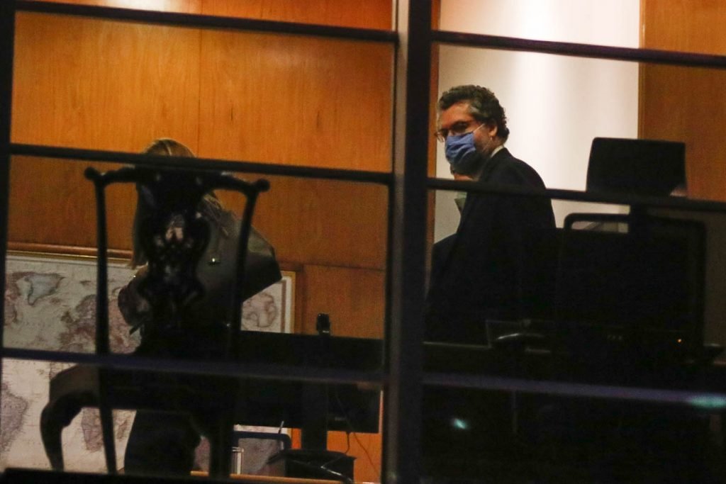 Ministro Ernesto Araújo em seu gabinete no Itamaraty após pedir demissão ao presidente Jair Bolsonaro 2