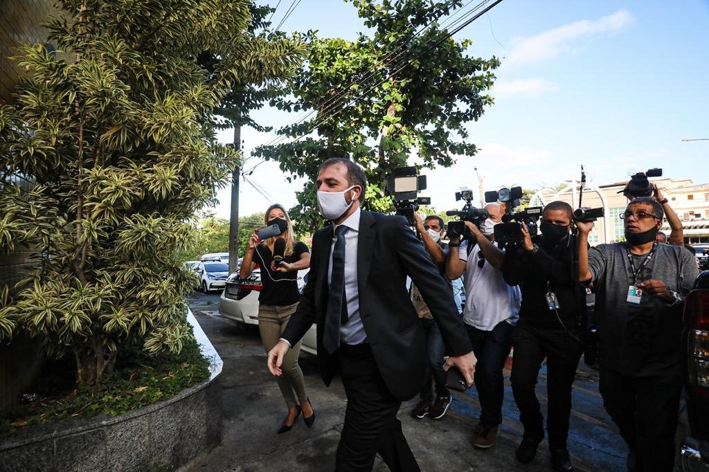 Advogado do vereador Jairinho, suspeito da morte do menino Henry, André França chega na 16 DP 1