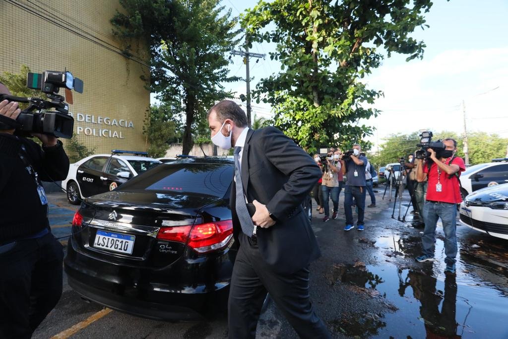 Advogado do vereador Jairinho, suspeito da morte do menino Henry, André França chega na 16 DP 1