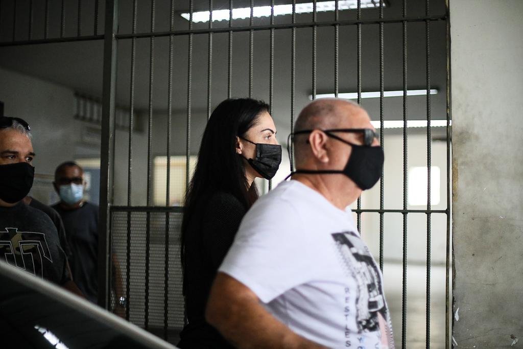 Monique Medeiros mãe do Henry são presos por morte do menino no Rio saindo da Cidpol