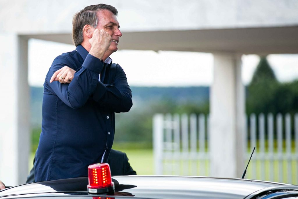 Presidente Jair Bolsonaro faz gesto de banana para imprensa