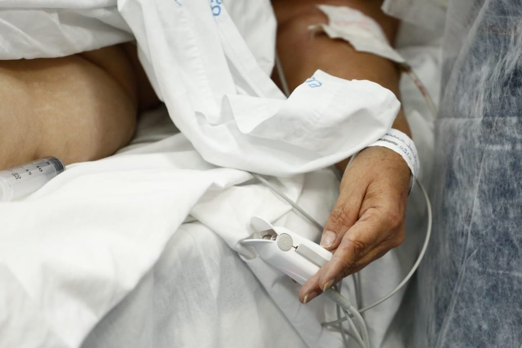 paciente de covid na UTI do Hospital Santa Bárbara em goiania