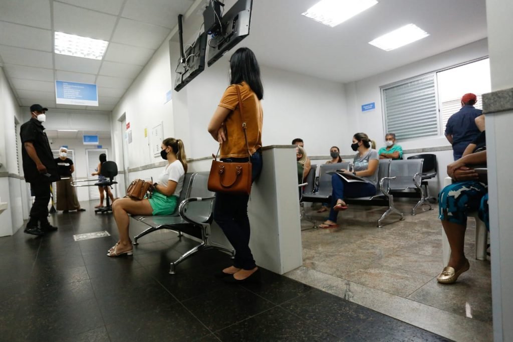 Pacientes com suspeita de covid-19 aguardam para serem testados