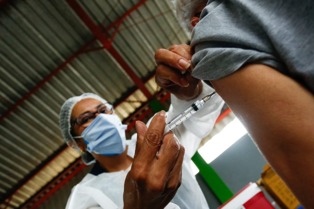 Alta procura por vacina contra CoViD provoca aglomerações em pontos de vacinação contra covid em Goiânia 26