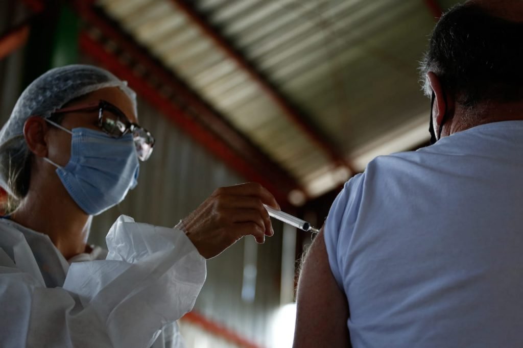 Alta procura por vacina contra CoViD provoca aglomerações em pontos de vacinação contra covid em Goiânia 26