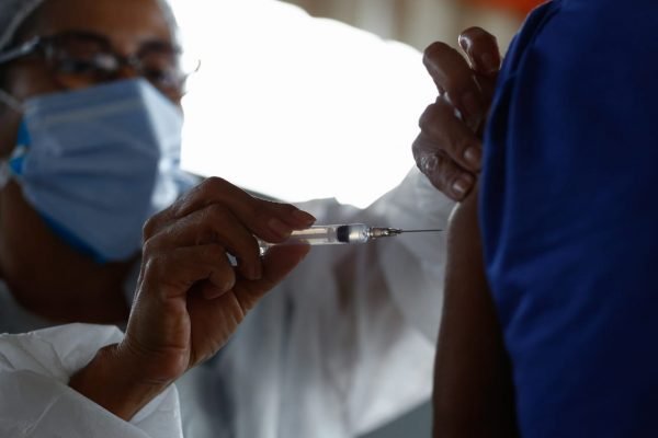Alta procura por vacina contra CoViD provoca aglomerações em pontos de vacinação contra covid em Goiânia 26