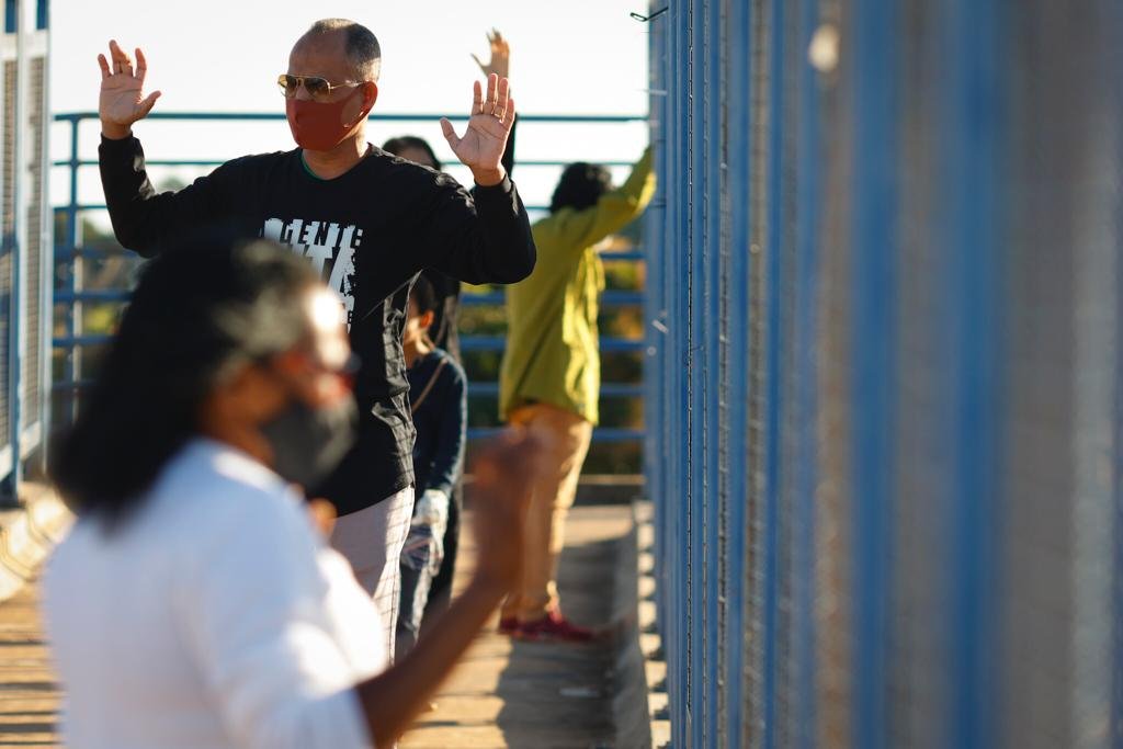 fiéis rezam para que encontrem o Lázaro Barbosa policiais procuram o maniaco do goiás crime assassino 255