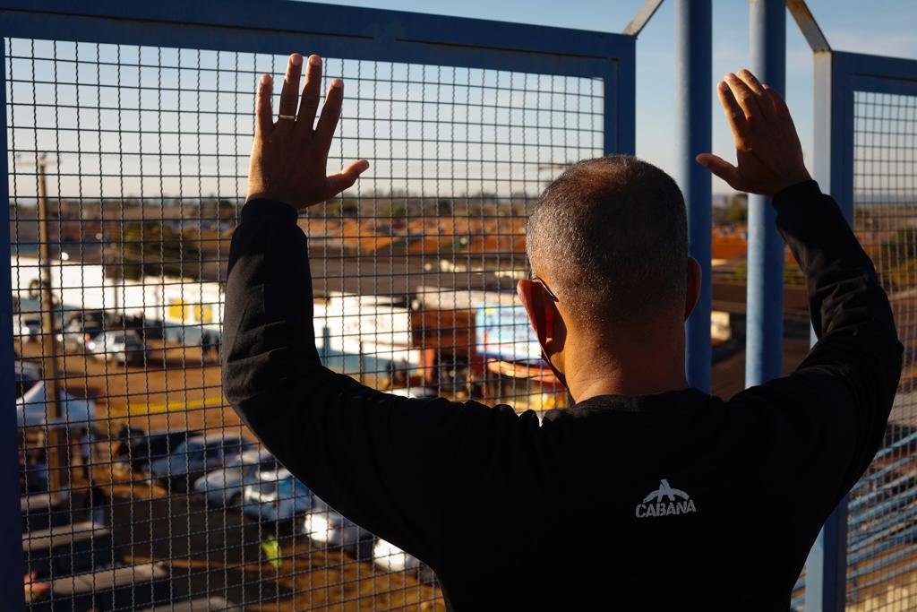 fiéis rezam para que encontrem o Lázaro Barbosa policiais procuram o maniaco do goiás crime assassino 255