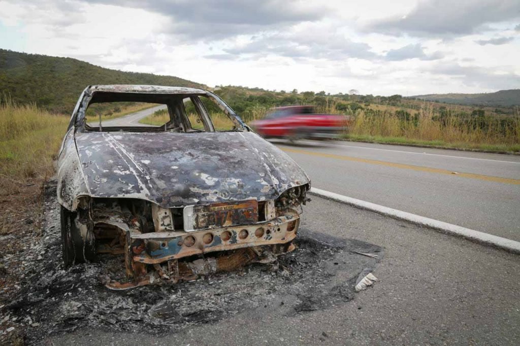 carro queimado pelo Lázaro Barbosa policiais procuram o maniaco do goiás crime assassino 25