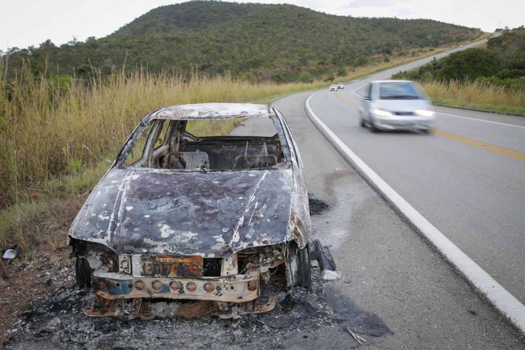 carro queimado pelo Lázaro Barbosa policiais procuram o maniaco do goiás crime assassino 25