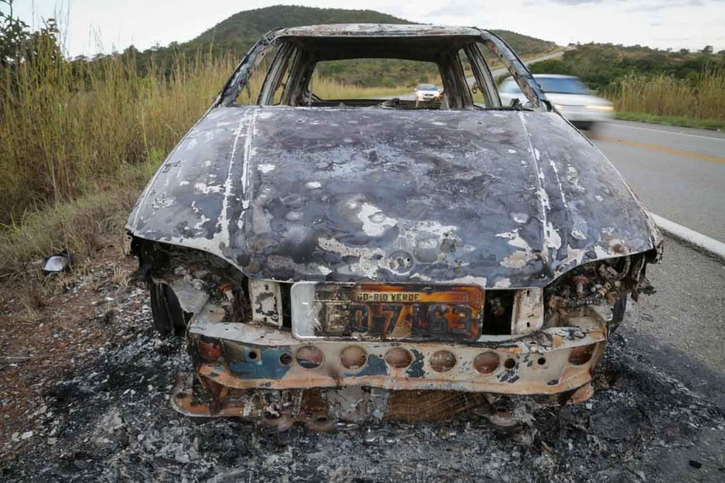 carro queimado pelo Lázaro Barbosa policiais procuram o maniaco do goiás crime assassino 25