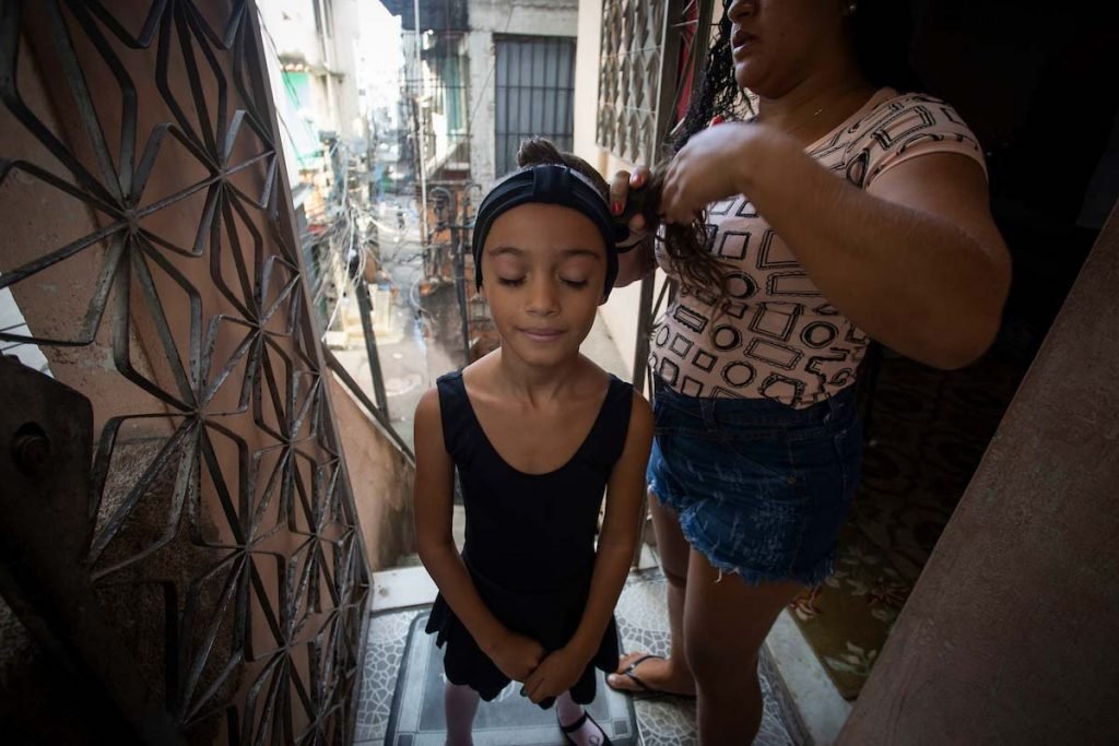 Jovens do Jacarezinho recebem apoio da Ong Viva Jacarezinho pra conseguir construir um futuro longe da violência