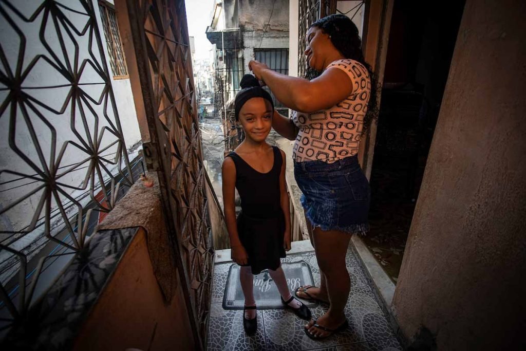 Jovens do Jacarezinho recebem apoio da Ong Viva Jacarezinho pra conseguir construir um futuro longe da violência