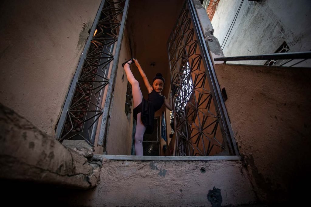 Jovens do Jacarezinho recebem apoio da Ong Viva Jacarezinho pra conseguir construir um futuro longe da violência