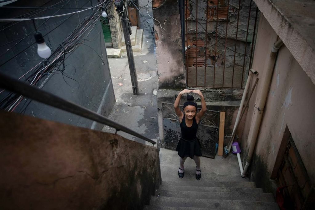 Jovens do Jacarezinho recebem apoio da Ong Viva Jacarezinho pra conseguir construir um futuro longe da violência