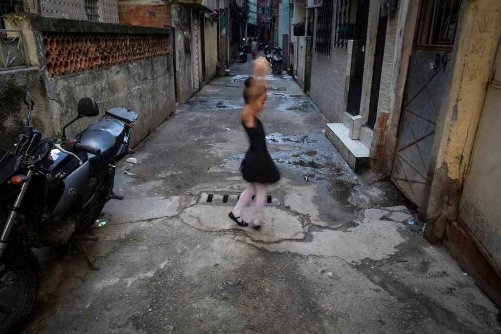 Jovens do Jacarezinho recebem apoio da Ong Viva Jacarezinho pra conseguir construir um futuro longe da violência