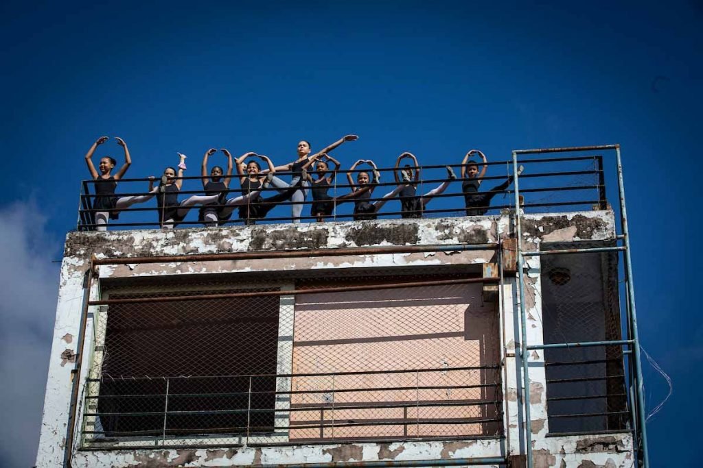 Jovens do Jacarezinho recebem apoio da Ong Viva Jacarezinho pra conseguir construir um futuro longe da violência