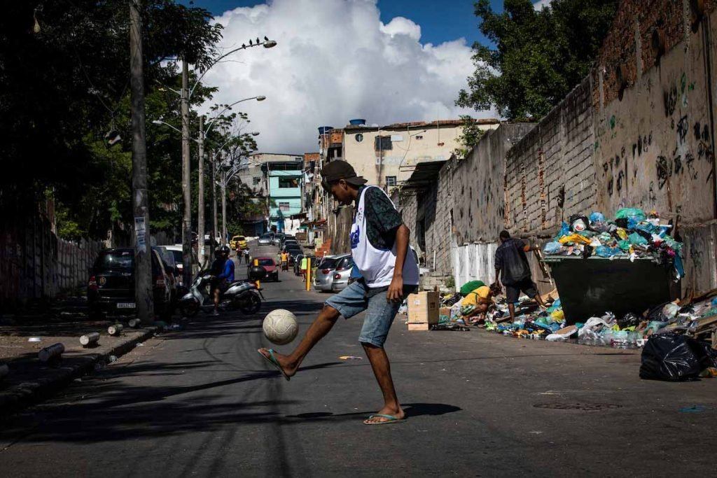 Jovens do Jacarezinho recebem apoio da Ong Viva Jacarezinho pra conseguir construir um futuro longe da violência