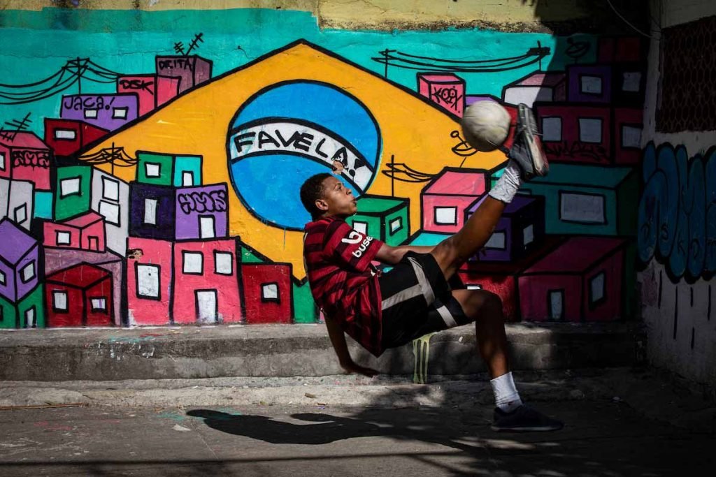 Jovens do Jacarezinho recebem apoio da Ong Viva Jacarezinho pra conseguir construir um futuro longe da violência